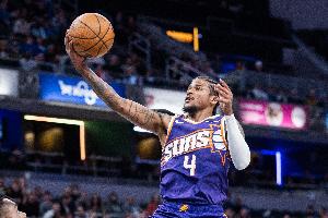 里突外投！杰伦·格林半场12中6拿到15分3板 三分4中2