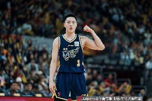 记者：广东四川这半场球说得我挺震撼的  胡明轩三不沾徐杰投侧板