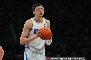 记者：全世界都在强调出手权和三分 北京少攻15回合 输15分不错了