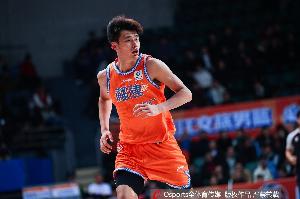 内线大闸！杨曦皓送5记封盖&多次钉板对面外援 10中4另有10分4板