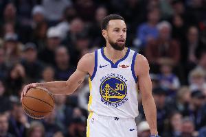 复出感觉不错！库里替补半场9中4&三分5中2 拿到10分1板1助