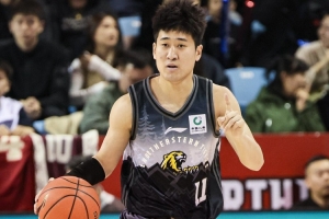 变数陡增！姜伟泽半场5中4&三分3中3拿11分2板2助 抱怨裁判遭驱逐