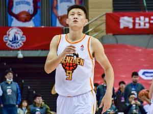 媒体人：史密斯45分而新疆4外援才46分 周鹏关键三分堪称定海神针